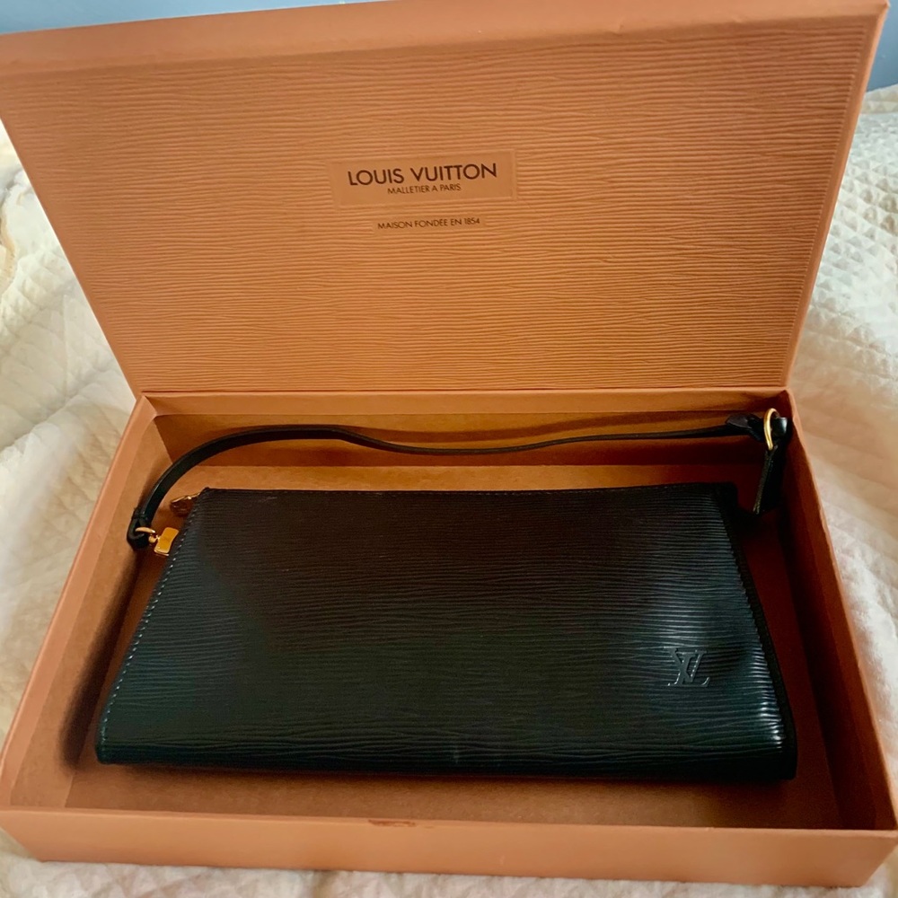 Louis Vuitton Epi Pochette in black